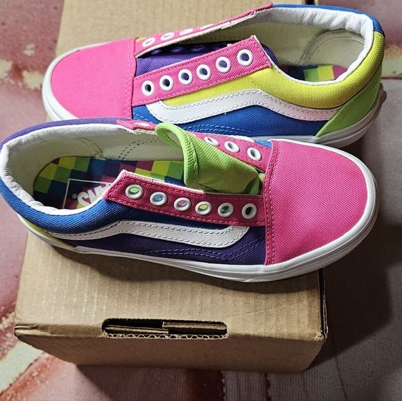 VANS( LITTLE GIRLS)(NWOT) - Picture 6 of 10